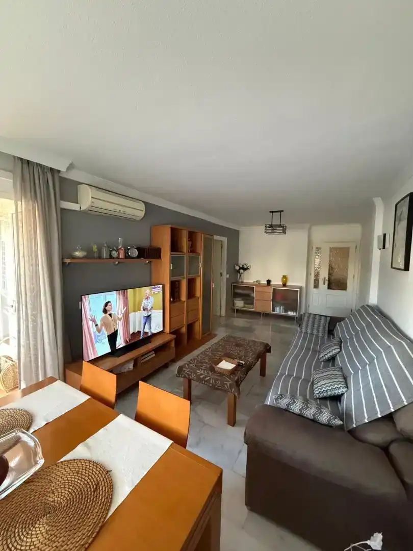 Sala de estar de Piso para compartir en Málaga con Aire acondicionado, Piscina y Amueblado