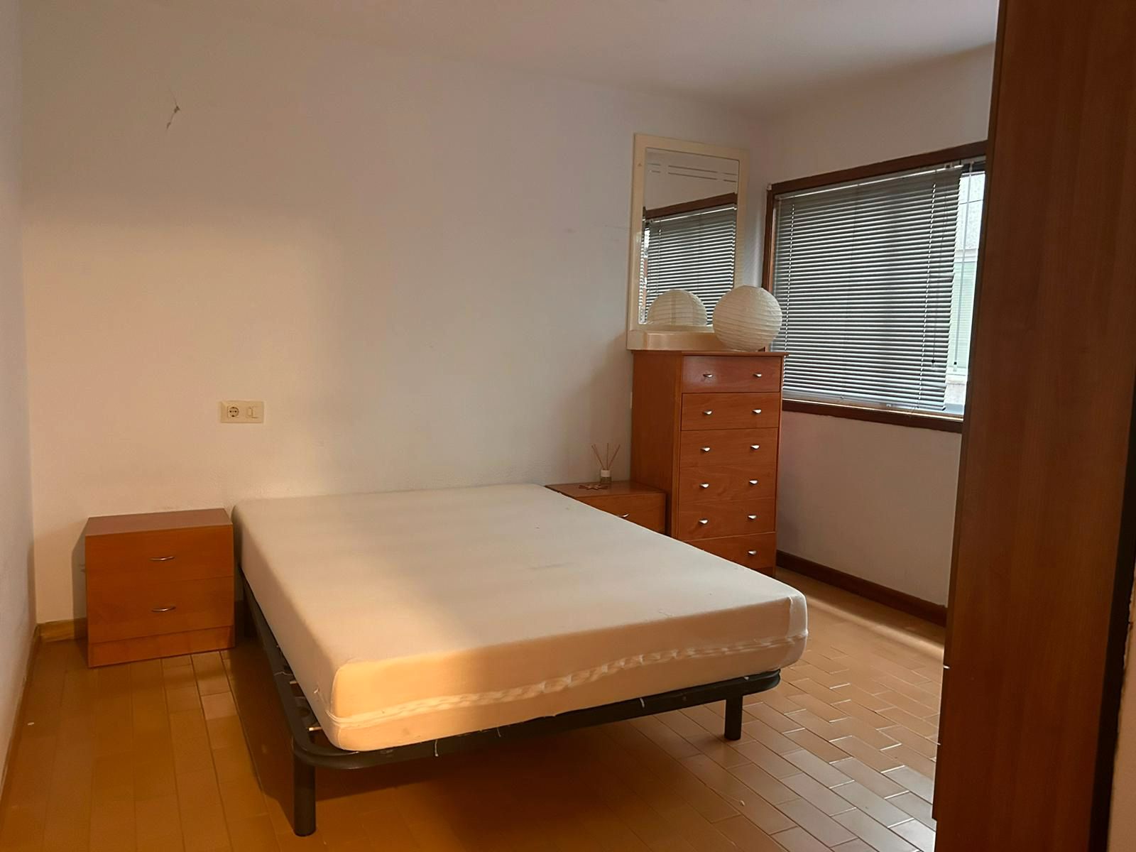 Dormitori de Apartament de lloguer en Santiago de Compostela  amb Calefacció i Moblat