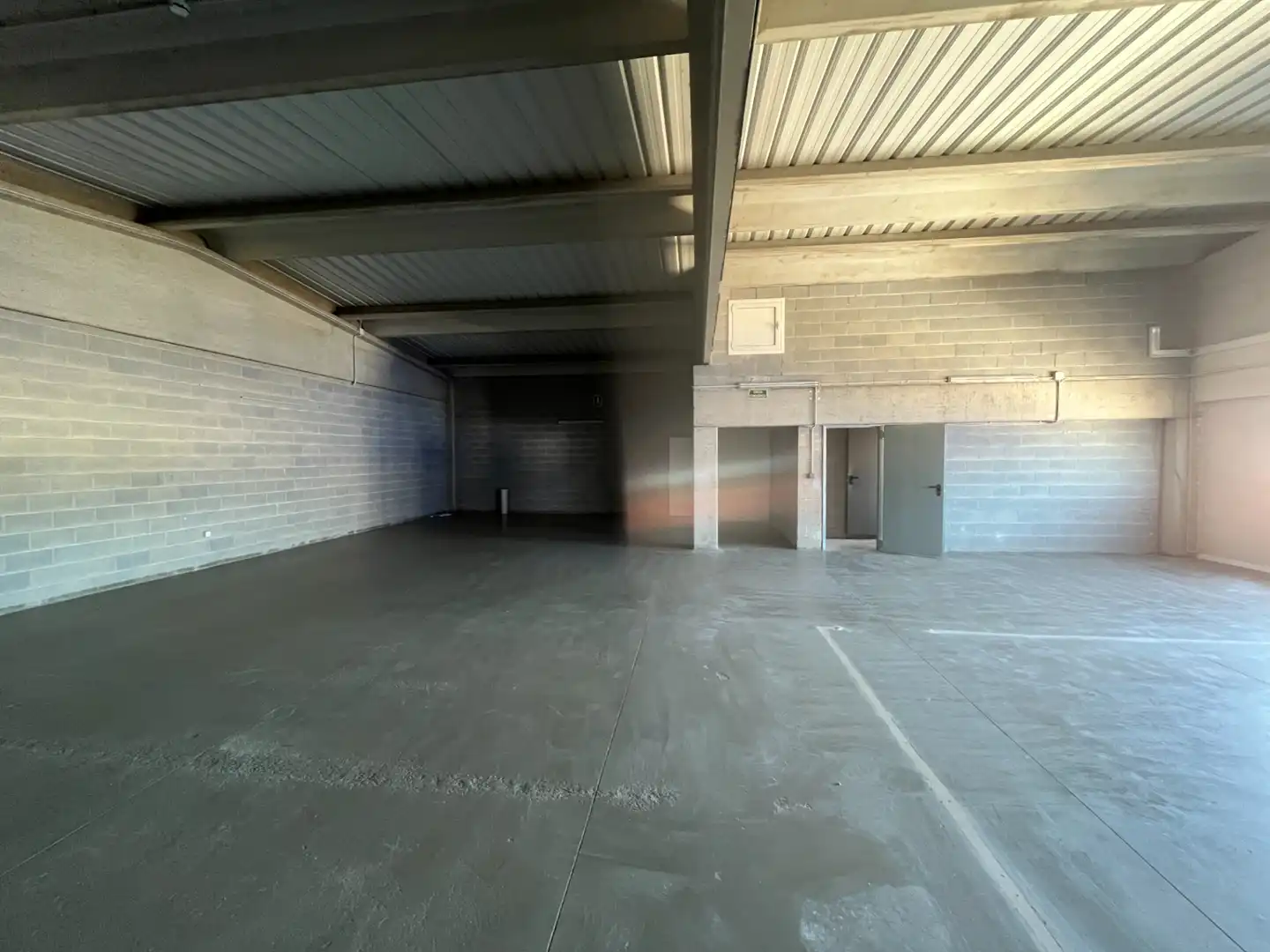 Industrial buildings for rent in Salt