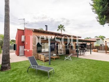 Detached house with pool to rent in Riba-roja de Túria