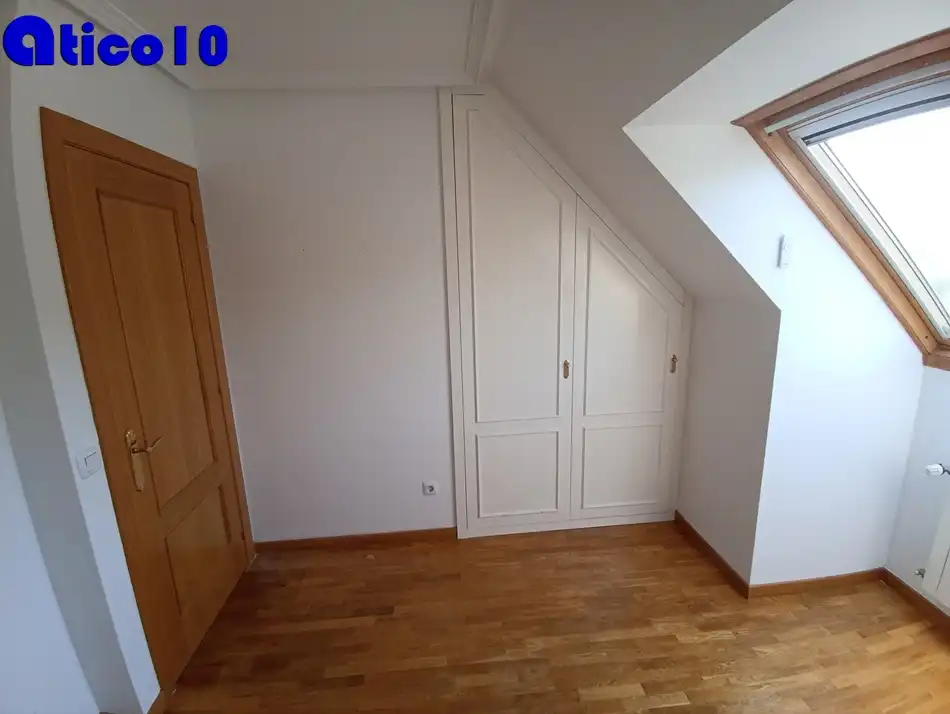 Dormitori de Àtic en venda en Oviedo  amb Calefacció, Jardí privat i Parquet