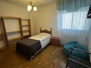 Habitación de Estudio de alquiler en Alcalá de Henares con Calefacción, Jardín privado y Amueblado
