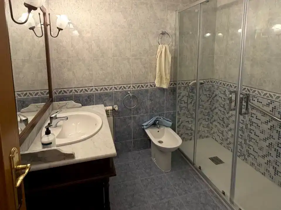 Bany de Pis de lloguer en Béjar amb Parquet, Moblat i Balcó