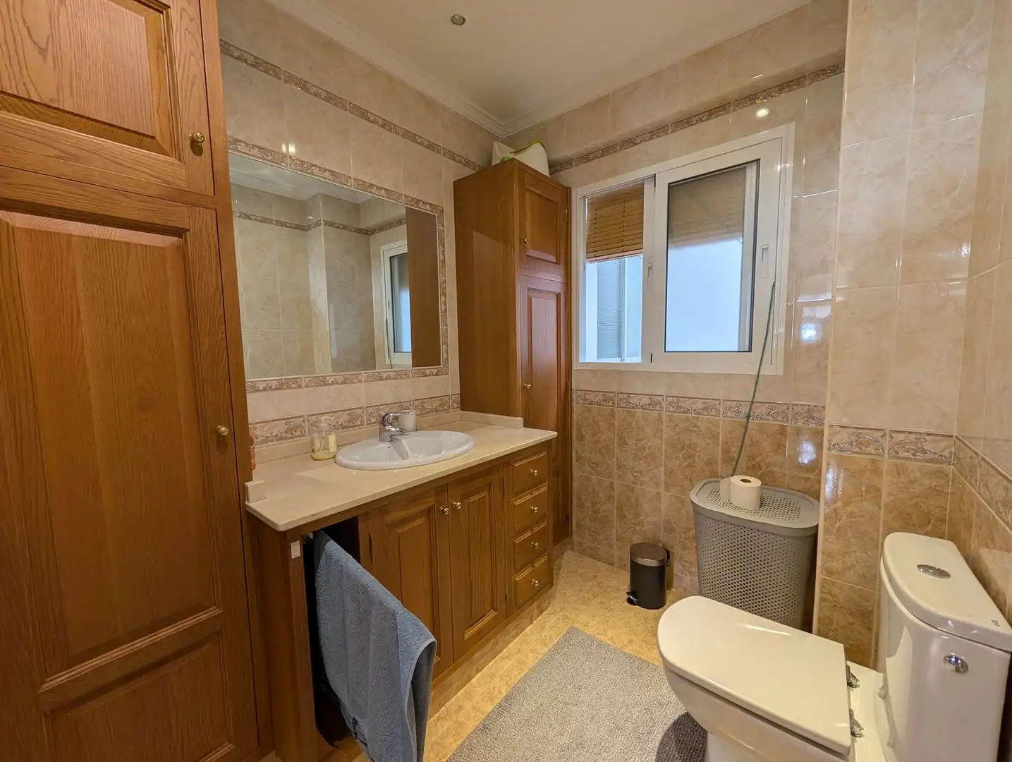 Baño de Apartamento de alquiler en Estepona con Aire acondicionado, Calefacción y Terraza