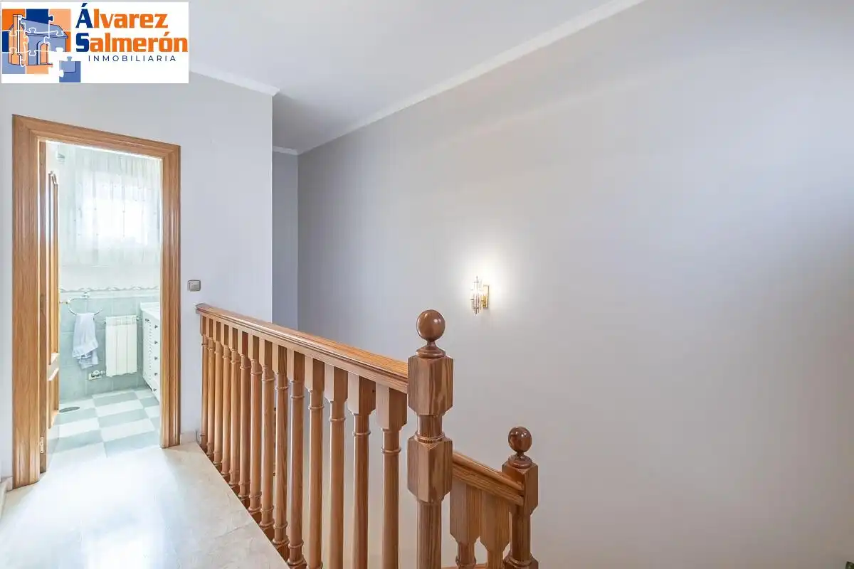 Einfamilien-Reihenhaus zum Verkauf in Granada mit Privatgarten, Terrasse und Schwimmbad