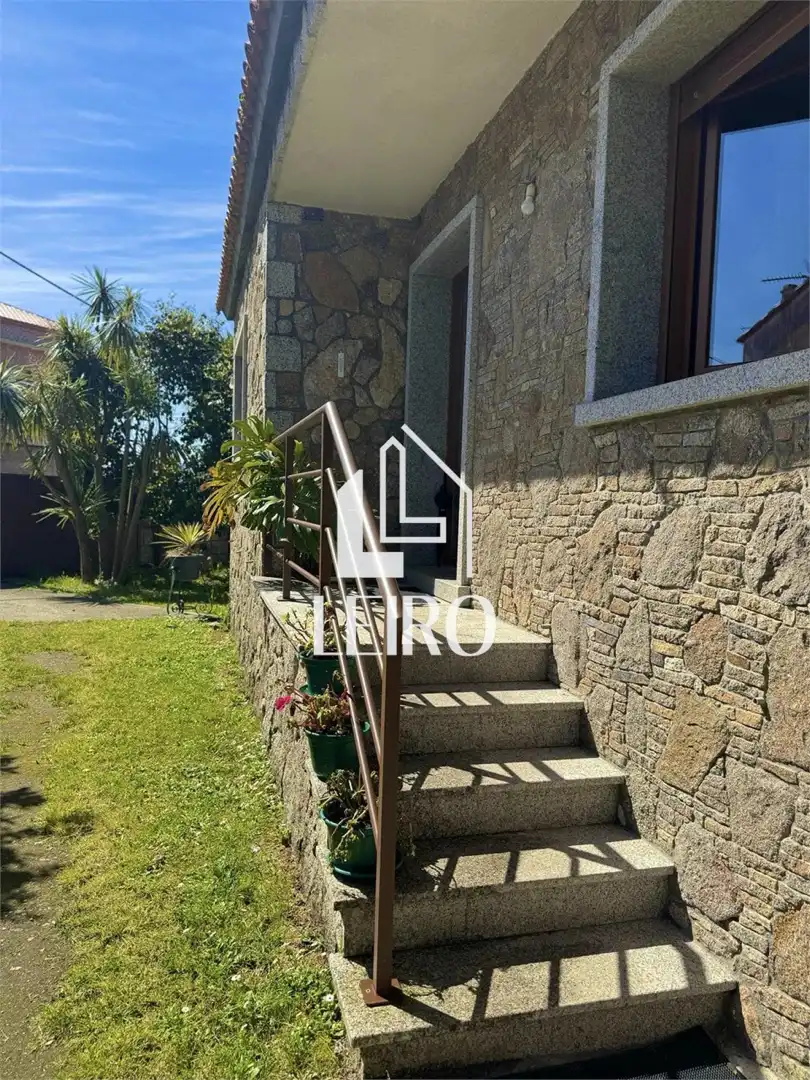 Vista exterior de Casa o chalet en venta en Vilagarcía de Arousa con Calefacción, Jardín privado y Balcón
