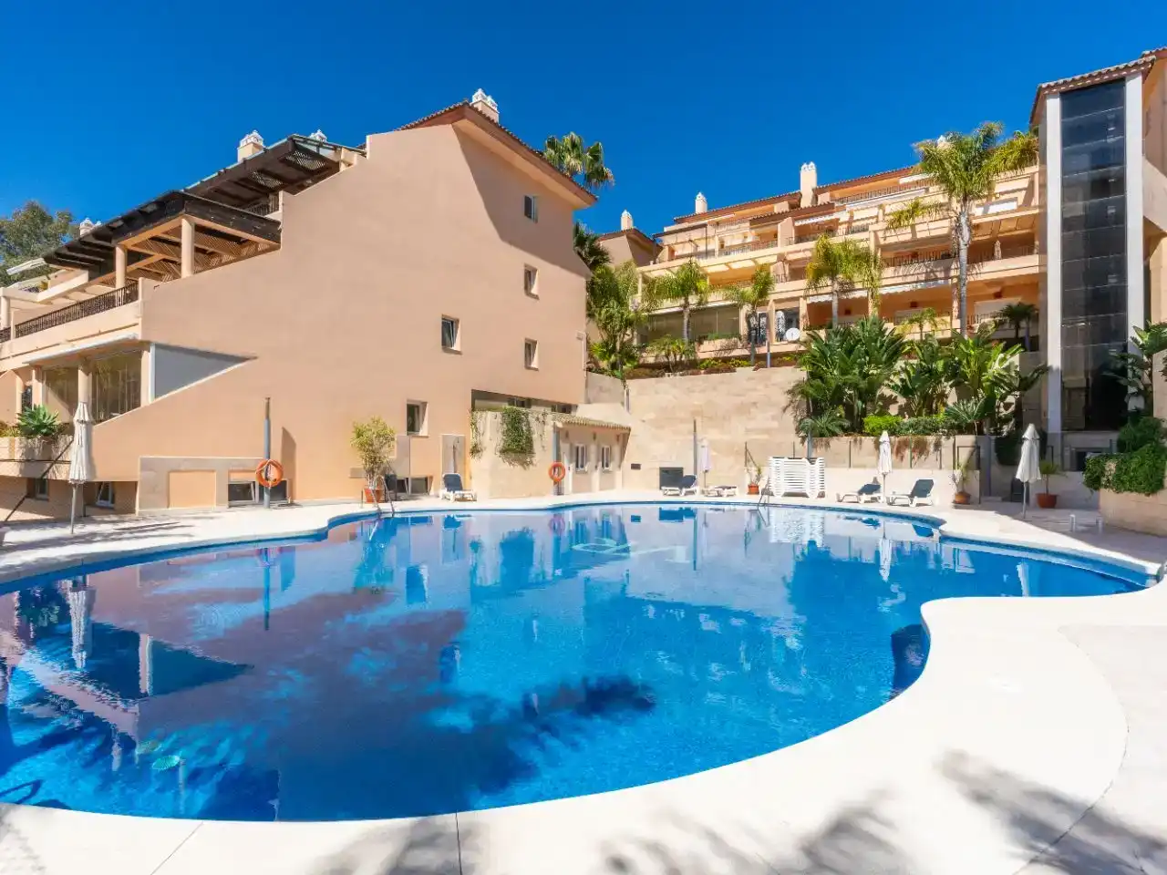 Vista exterior de Piso en venta en Marbella con Aire acondicionado, Terraza y Piscina