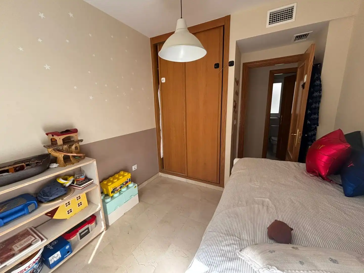 Schlafzimmer von Wohnung zum Verkauf in Bormujos mit Klimaanlage, Terrasse und Abstellraum