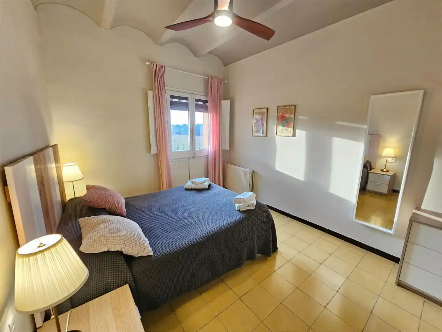 Habitación de Finca rústica en venta en Sant Mori con Aire acondicionado, Jardín privado y Piscina
