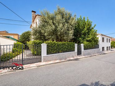 Xalet amb balcó en venda a Calle Calle Motril 2