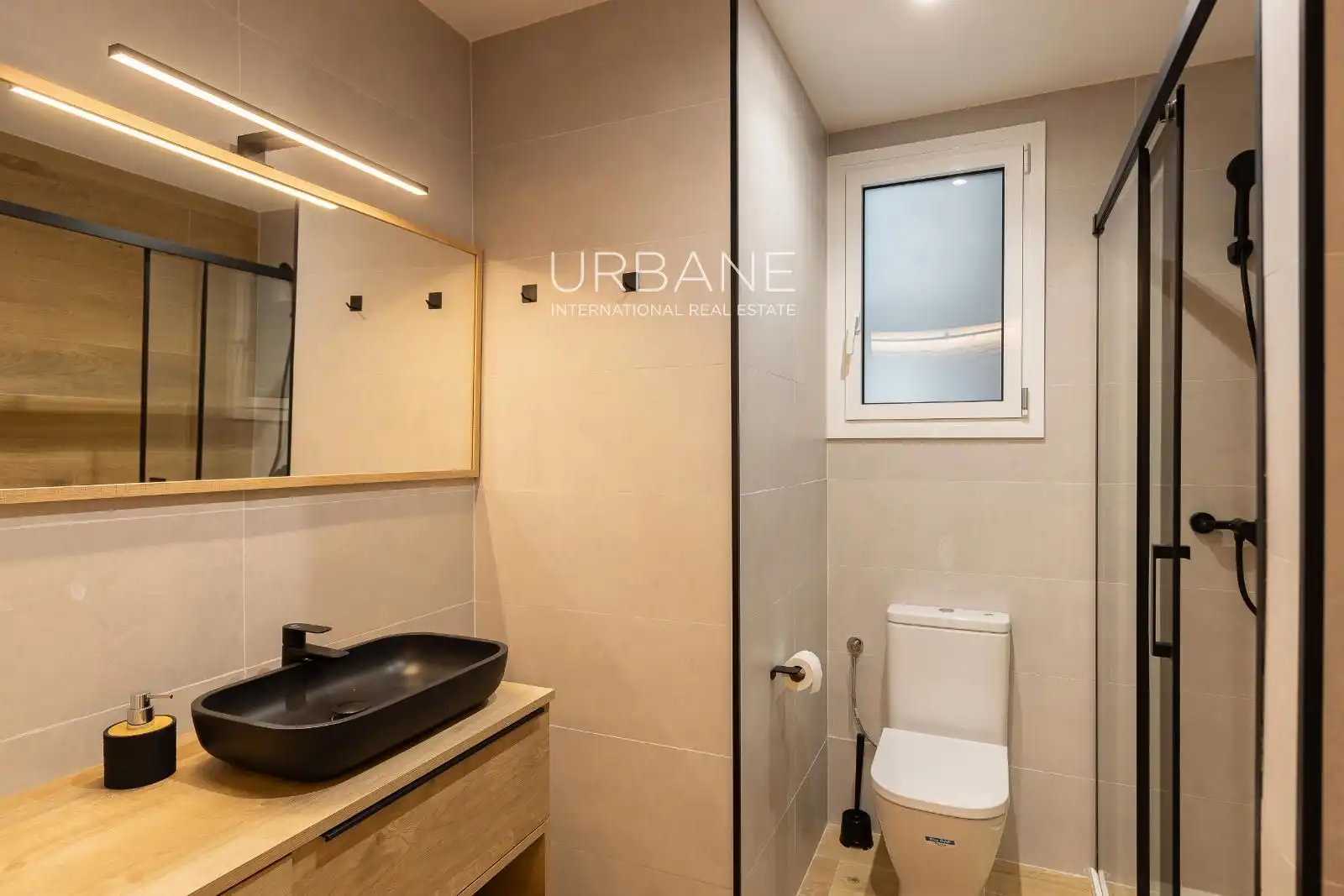 Badezimmer von Wohnung zum Verkauf in Barcelona mit Klimaanlage, Heizung und Parkett