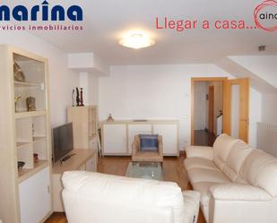Sala d'estar de Casa adosada en venda en Aranguren amb Terrassa