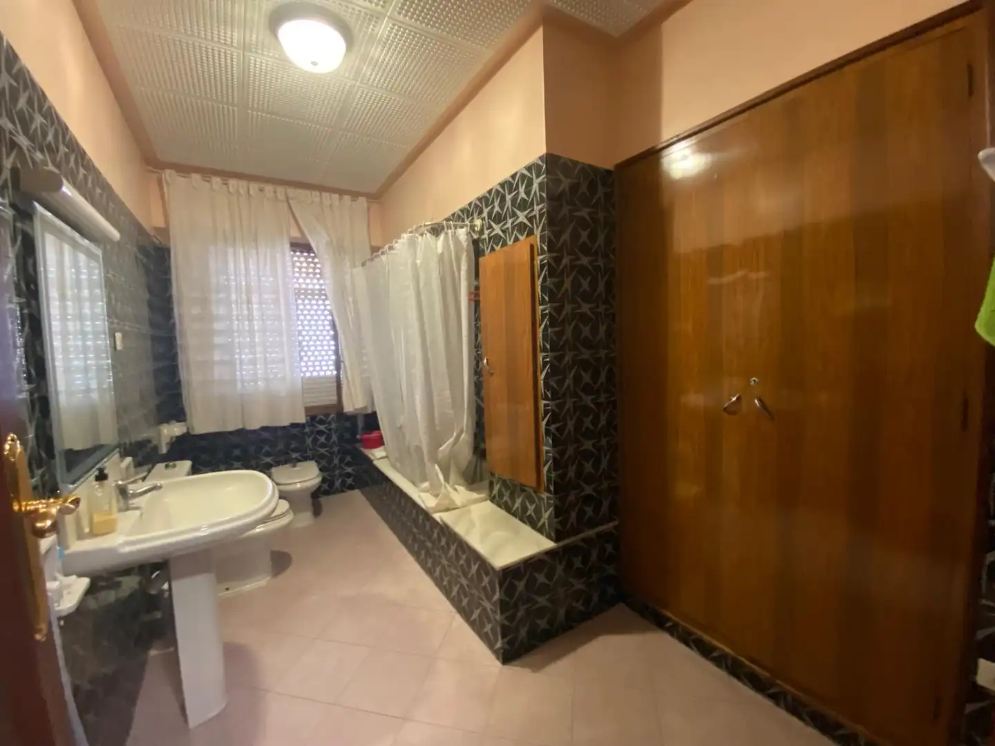 Badezimmer von Wohnung zum Verkauf in Rafelcofer mit Klimaanlage, Terrasse und Abstellraum