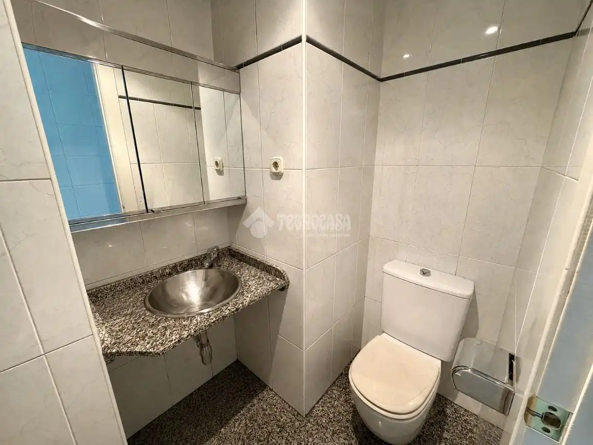 Baño de Piso en venta en León Capital  con Calefacción, Terraza y Trastero
