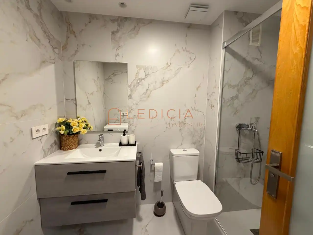 Badezimmer von Wohnung zur Miete in Vigo  mit Heizung, Abstellraum und Möbliert