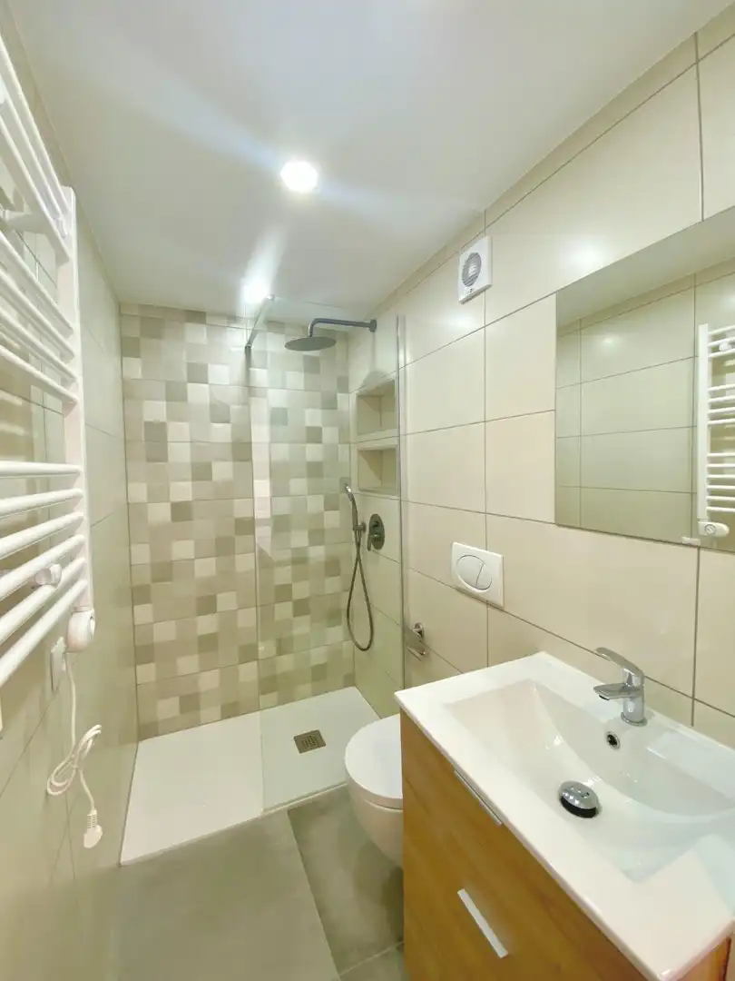 Baño de Piso para compartir en Madrid con Aire acondicionado, Calefacción y Amueblado