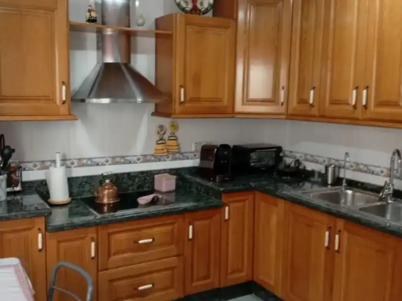Cuina de Casa adosada en venda en Motril amb Aire condicionat, Jardí privat i Moblat