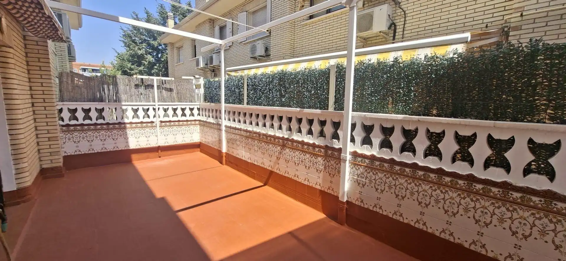 Terrasse von Einfamilien-Reihenhaus zur Miete in Boadilla del Monte mit Abstellraum, Ofen und Waschmaschine