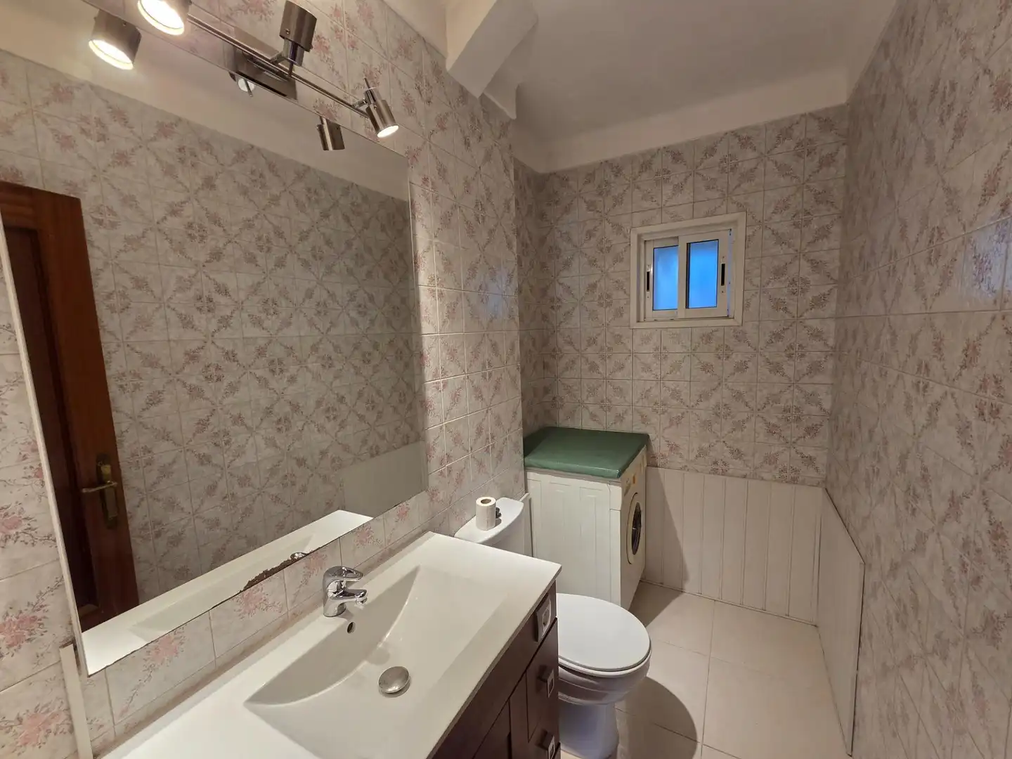 Bathroom of Flat for sale in  Pamplona / Iruña  with Heating and Terrace