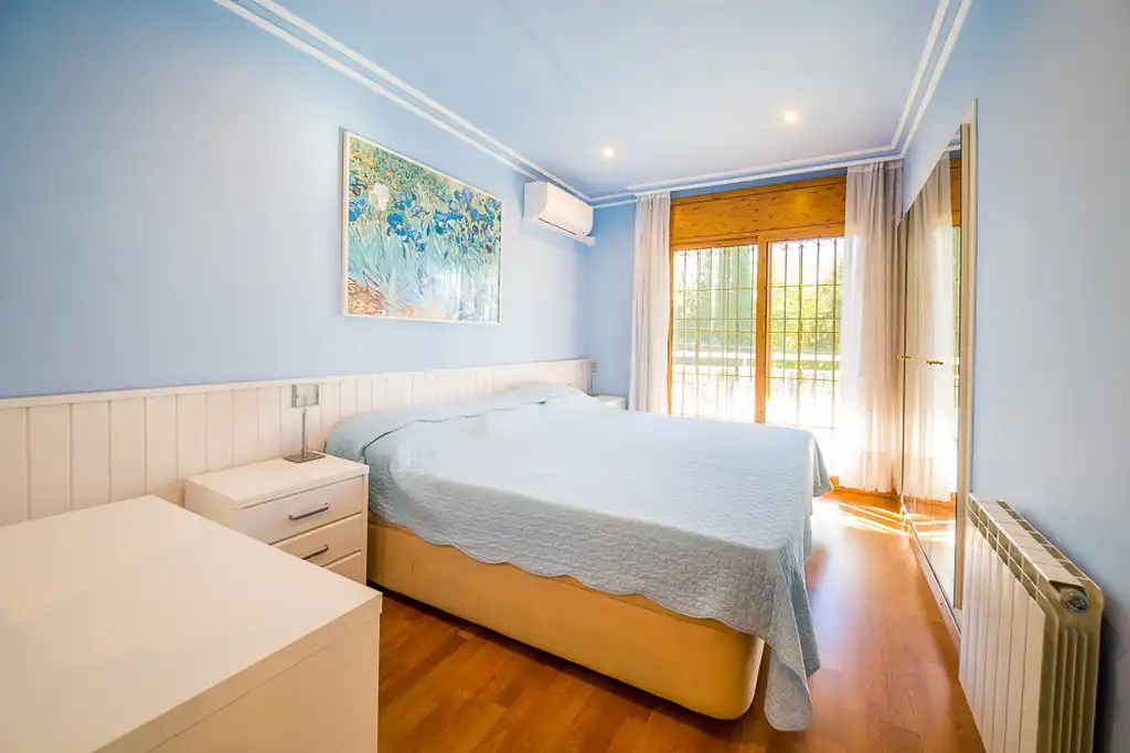 Habitación de Casa adosada en venta en Castell d'Aro, Platja d'Aro i s'Agaró con Aire acondicionado, Calefacción y Jardín privado