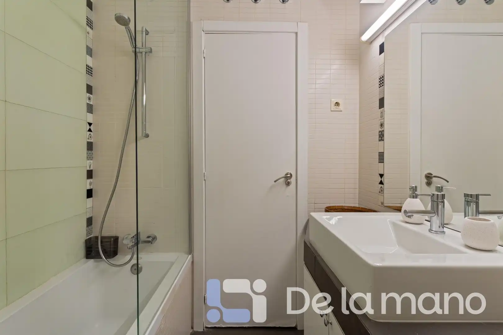 Bathroom of Flat for rent in Madrid  with Heating, Parquet flooring and Terrace