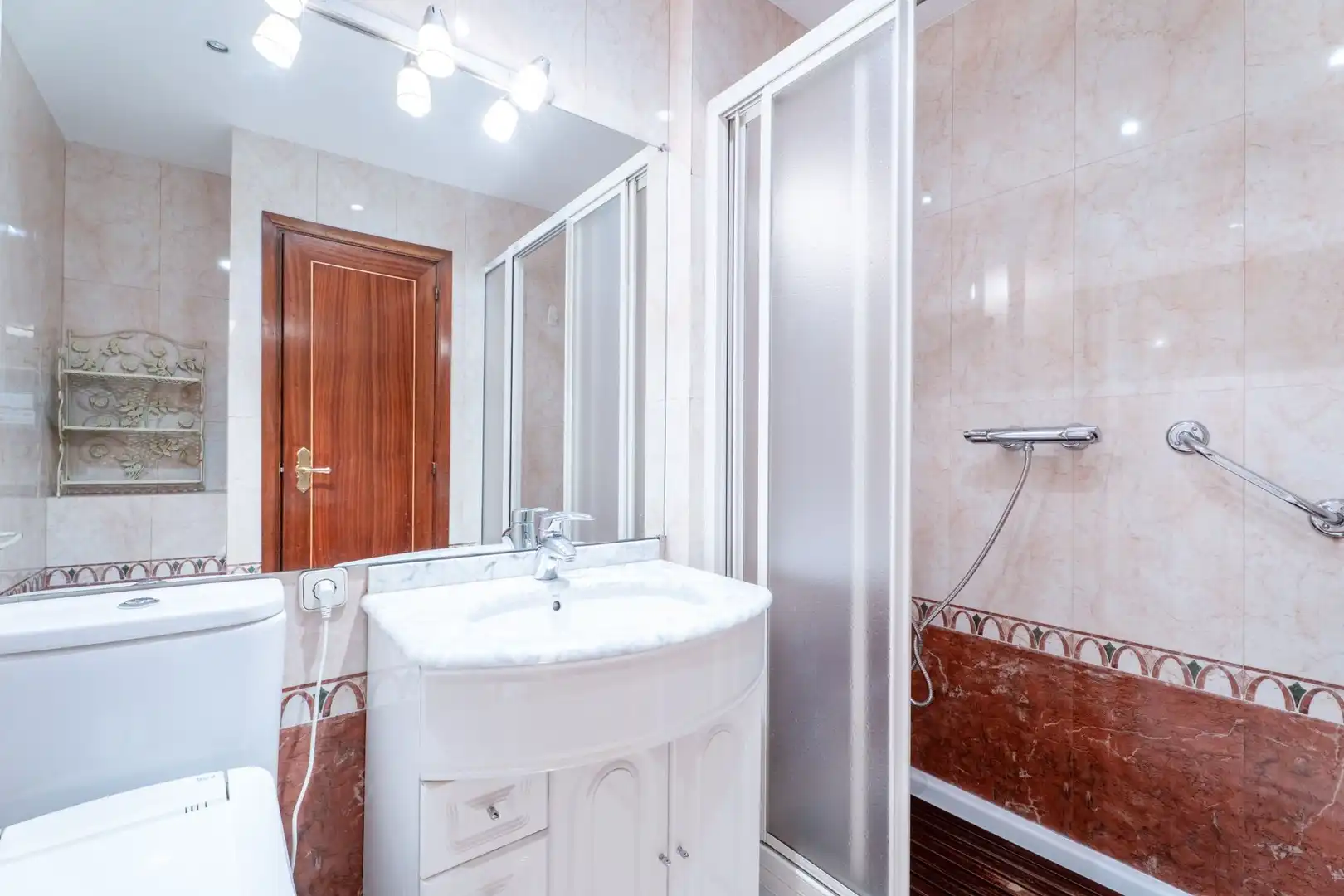 Badezimmer von Wohnung zum Verkauf in Madrid mit Klimaanlage, Heizung und Terrasse