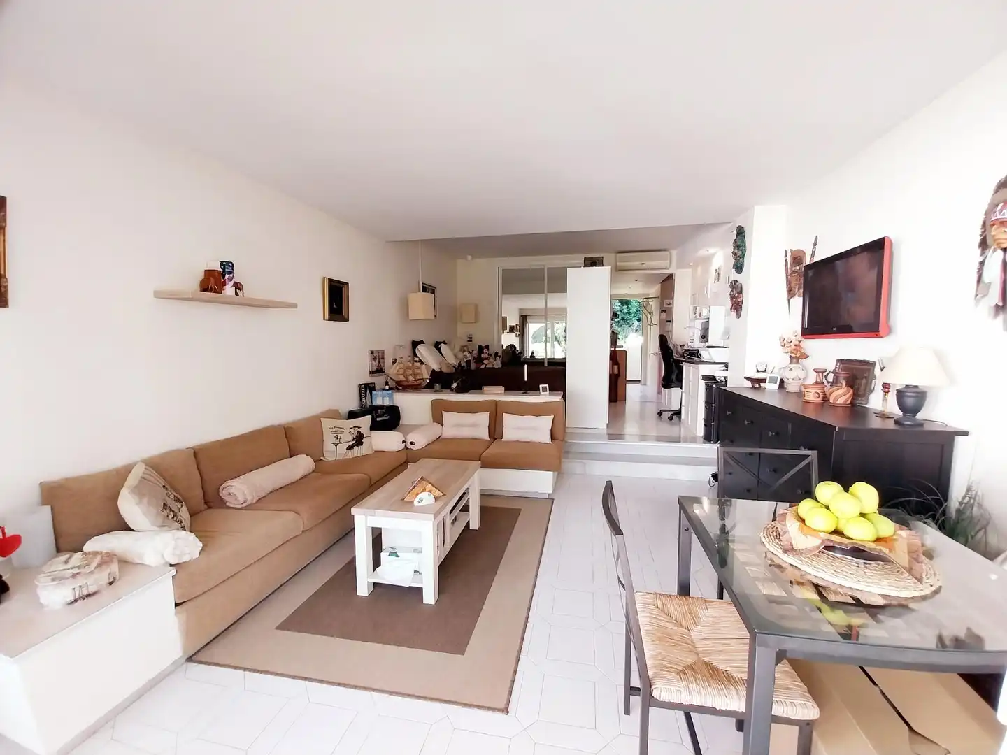 Wohnzimmer von Wohnung zum Verkauf in Mijas mit Klimaanlage, Privatgarten und Terrasse