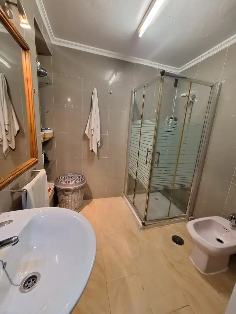 Badezimmer von Wohnung zur Miete in La Línea de la Concepción mit Möbliert, Ofen und Waschmaschine