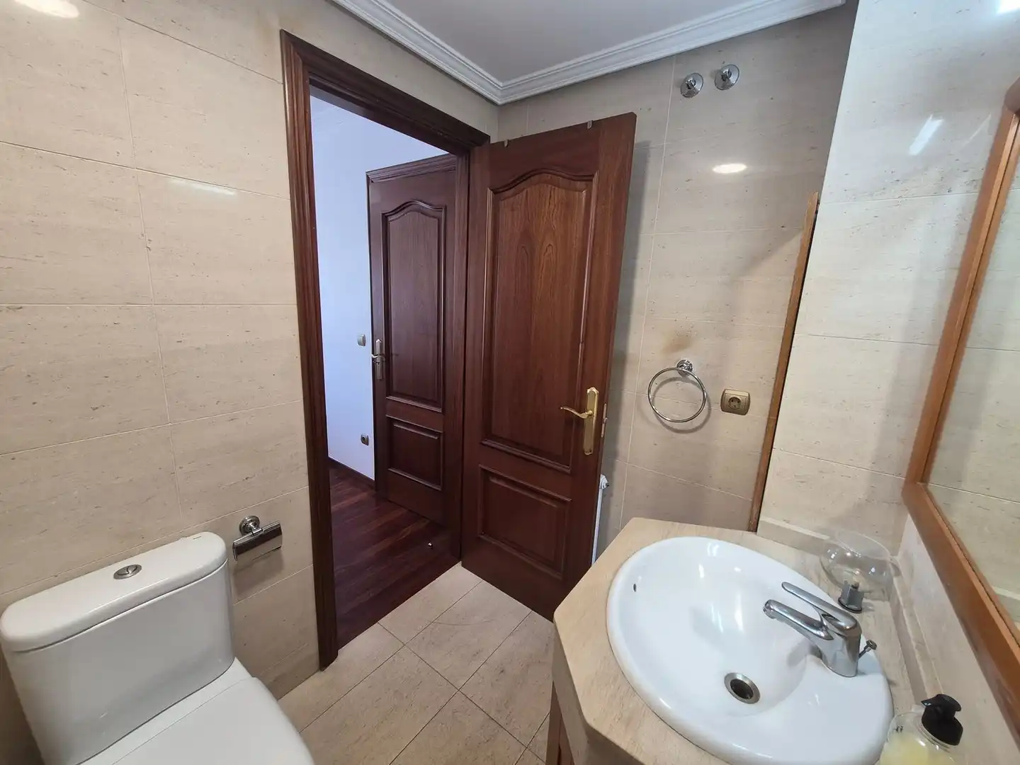 Baño de Piso de alquiler en Santiago de Compostela  con Parquet y Trastero
