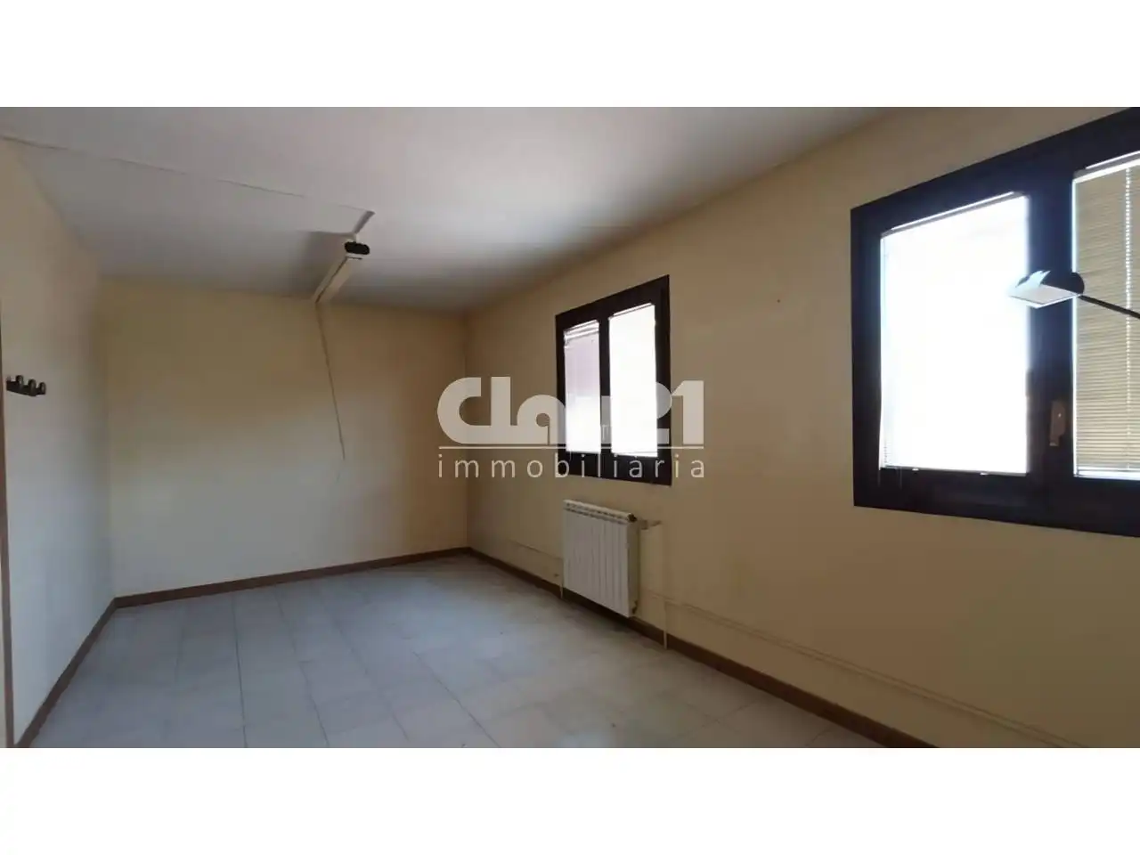Schlafzimmer von Fabrikhallen zum Verkauf in Casserres