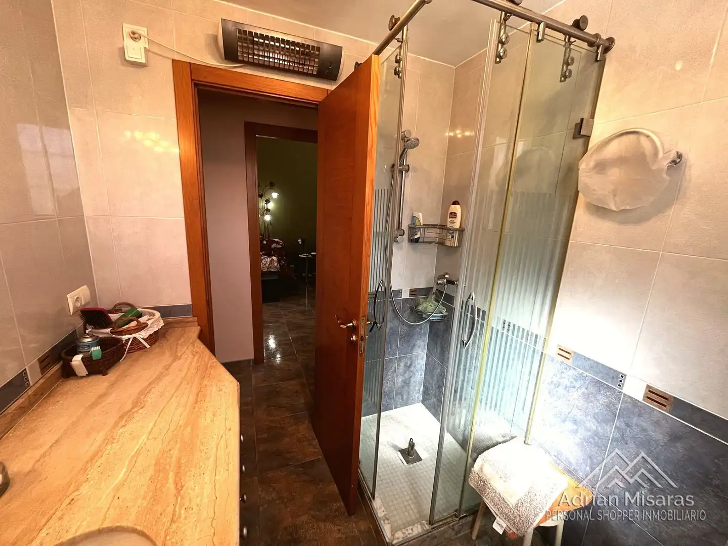 Badezimmer von Einfamilien-Reihenhaus zum Verkauf in Deltebre mit Klimaanlage, Heizung und Privatgarten