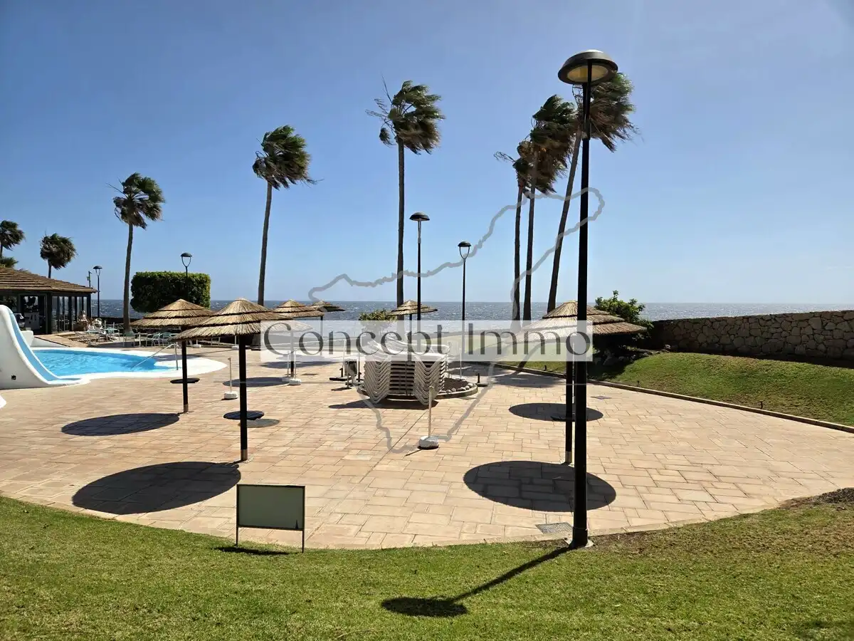 Vista exterior de Piso en venta en Arona con Terraza, Alarma y Piscina comunitaria