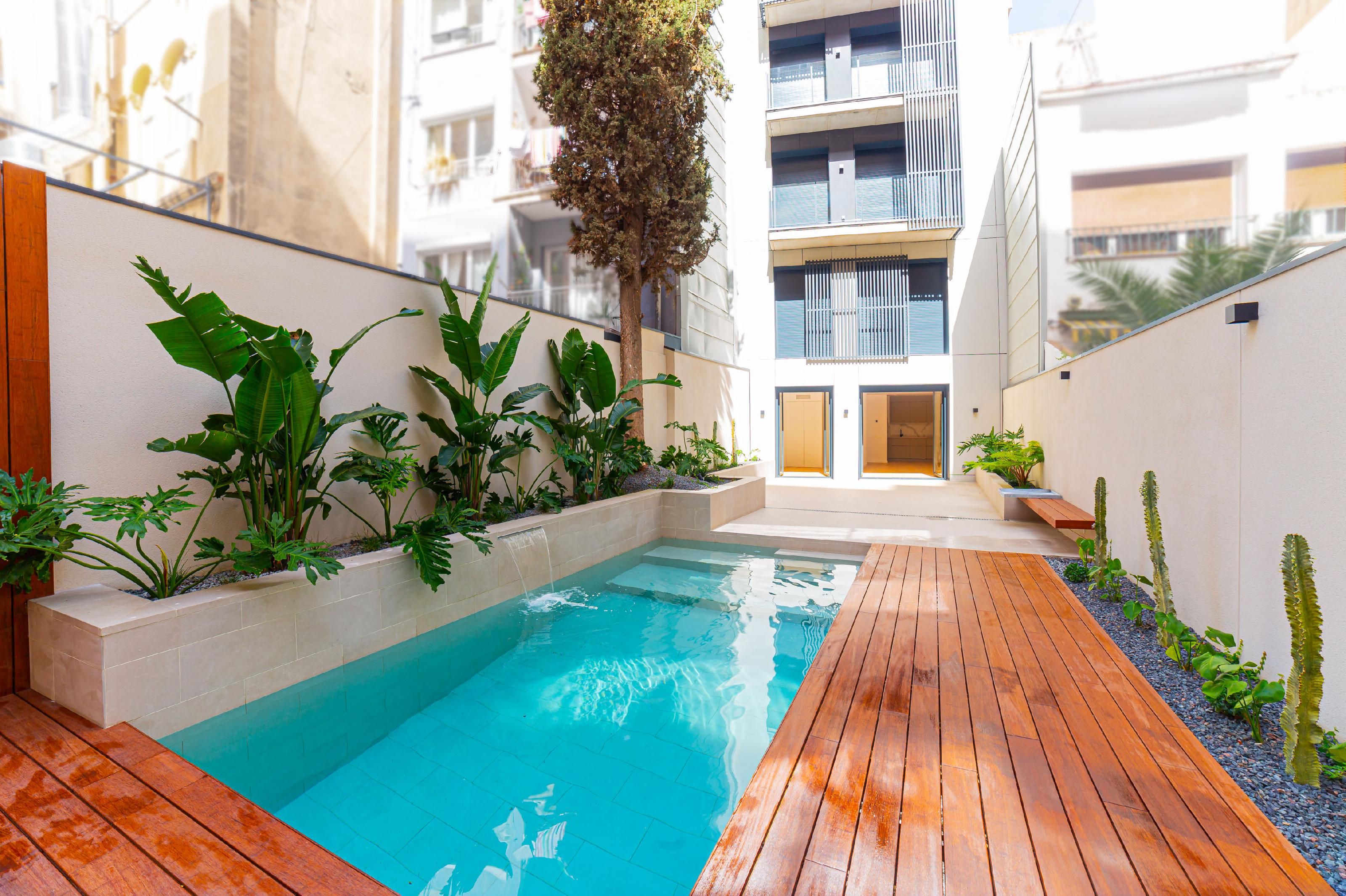 Swimming pool of Duplex for sale in  Barcelona Capital  with Air Conditioner, Heating and Private garden