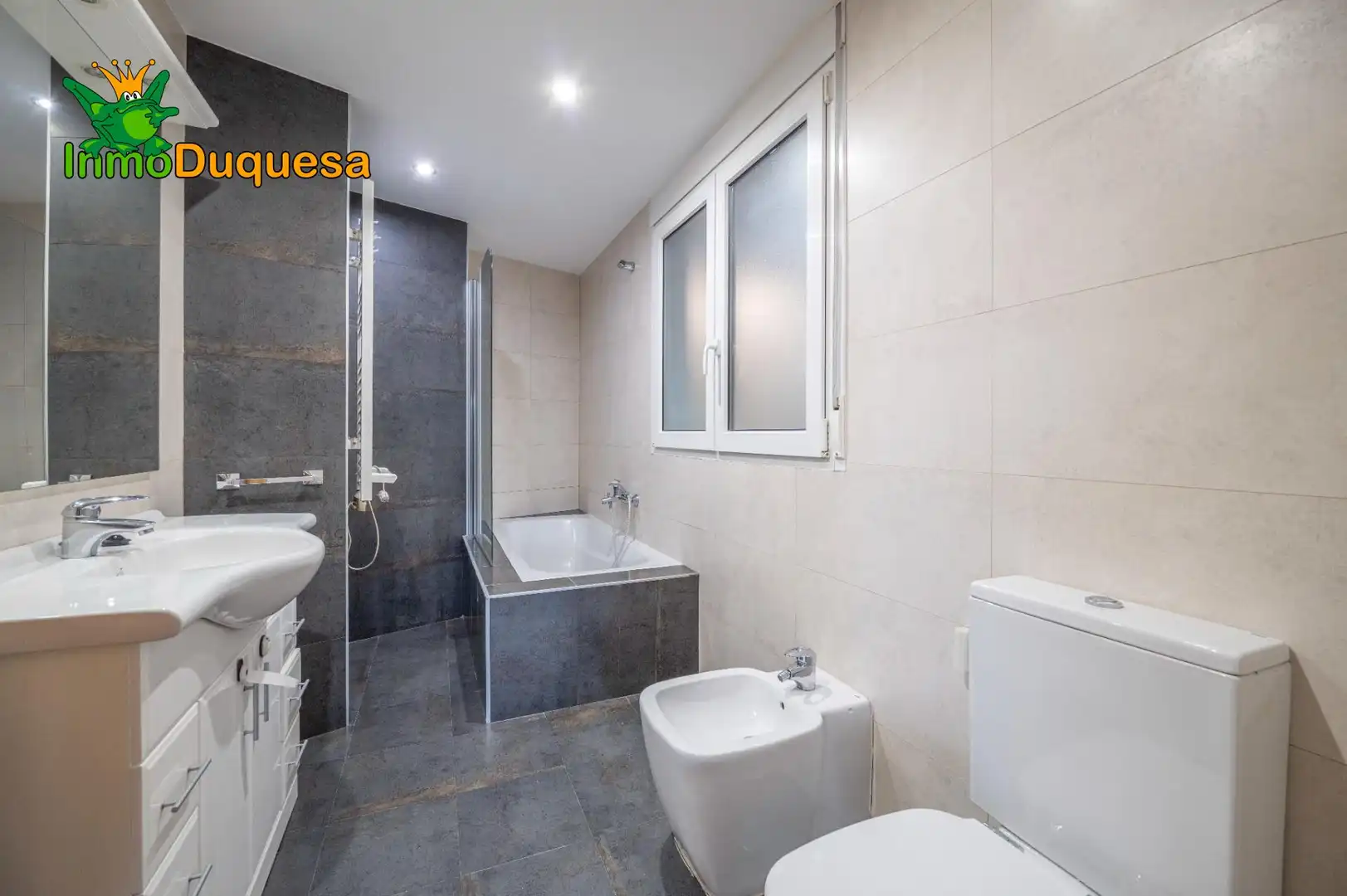 Bathroom of Flat for sale in Granada  with Air Conditioner and Heating