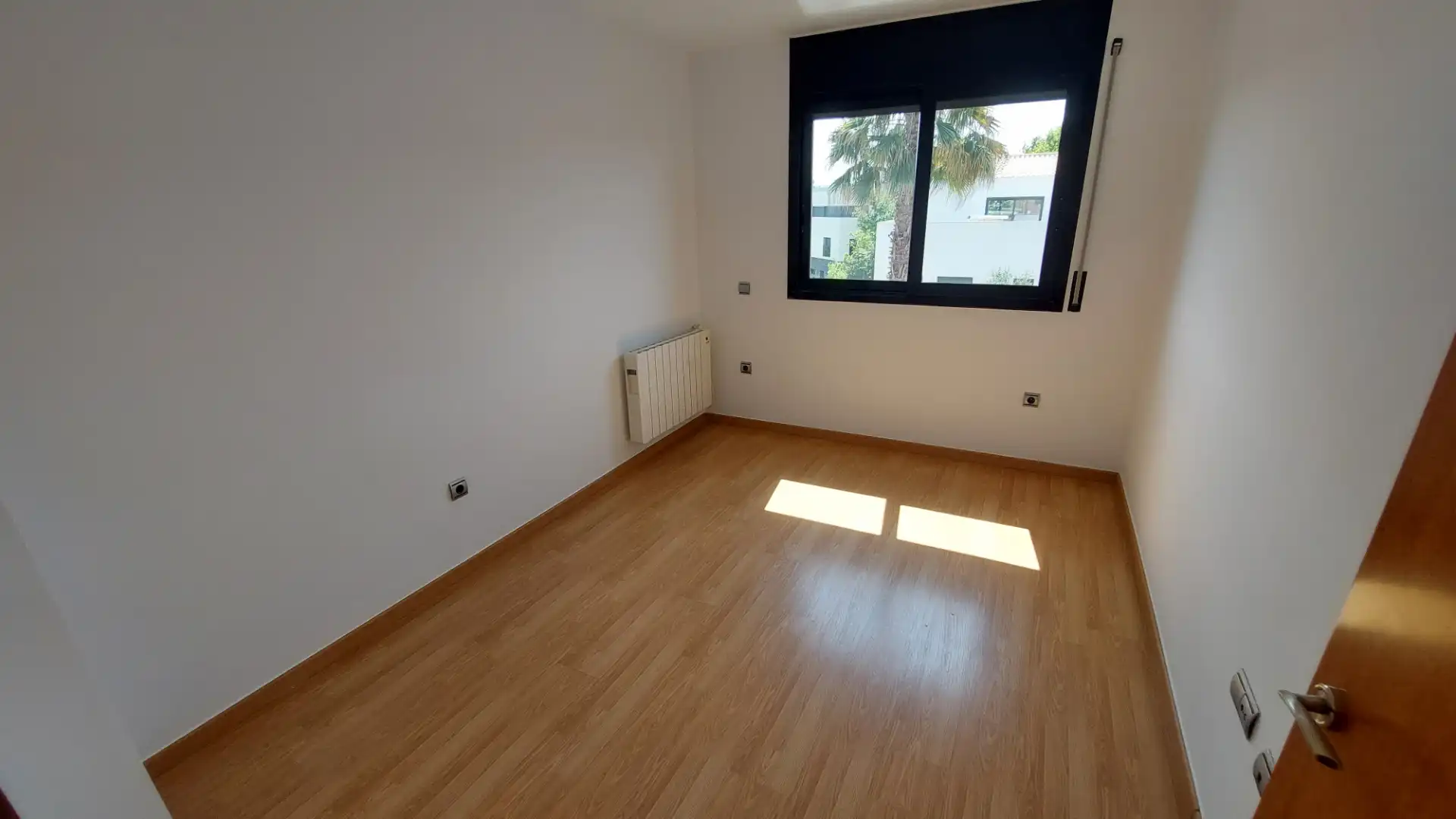 Habitación de Casa adosada en venta en Vilafranca del Penedès con Aire acondicionado, Calefacción y Jardín privado