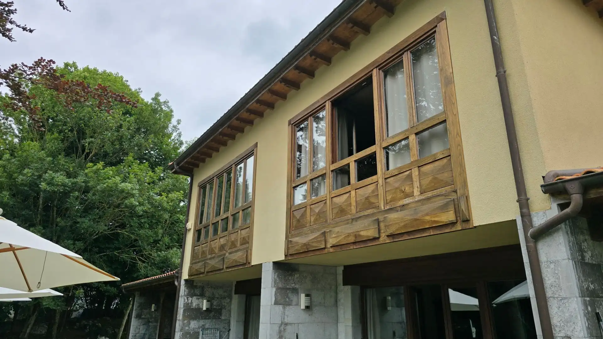 Vista exterior de Casa o xalet en venda en Llanes amb Calefacció, Jardí privat i Piscina