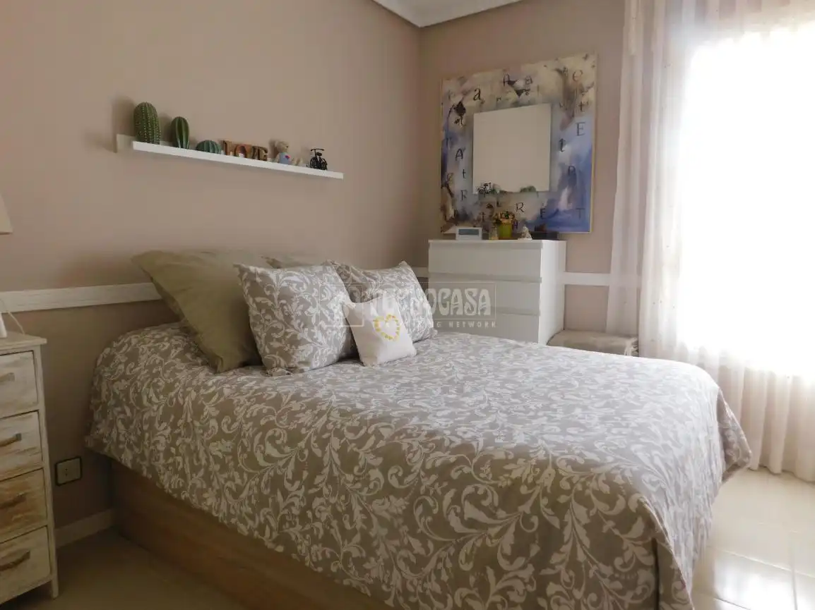 Habitación de Casa adosada en venta en Zaragoza con Piscina comunitaria