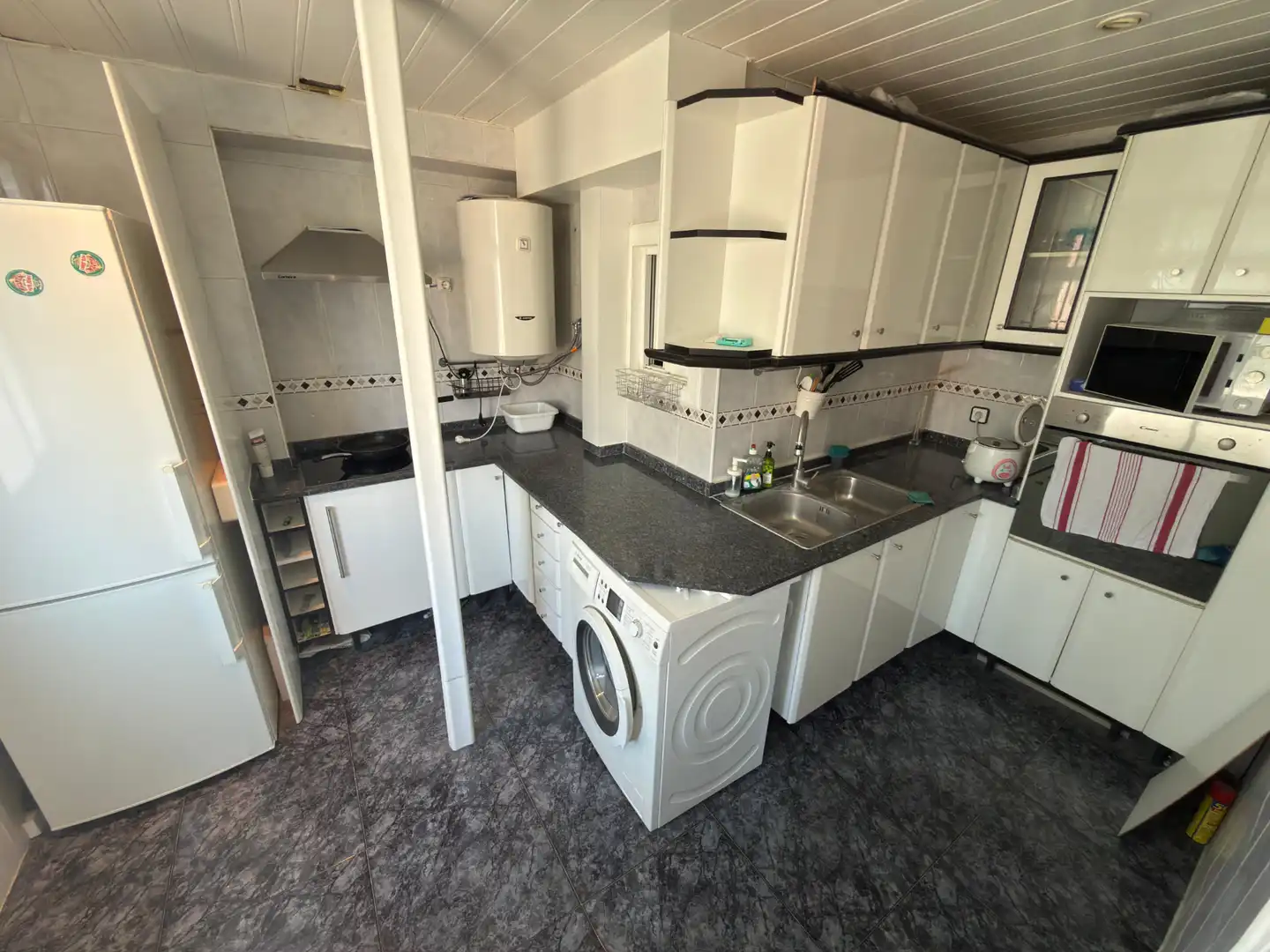 Kitchen of Flat for sale in Cornellà de Llobregat  with Air Conditioner, Oven and Washing machine