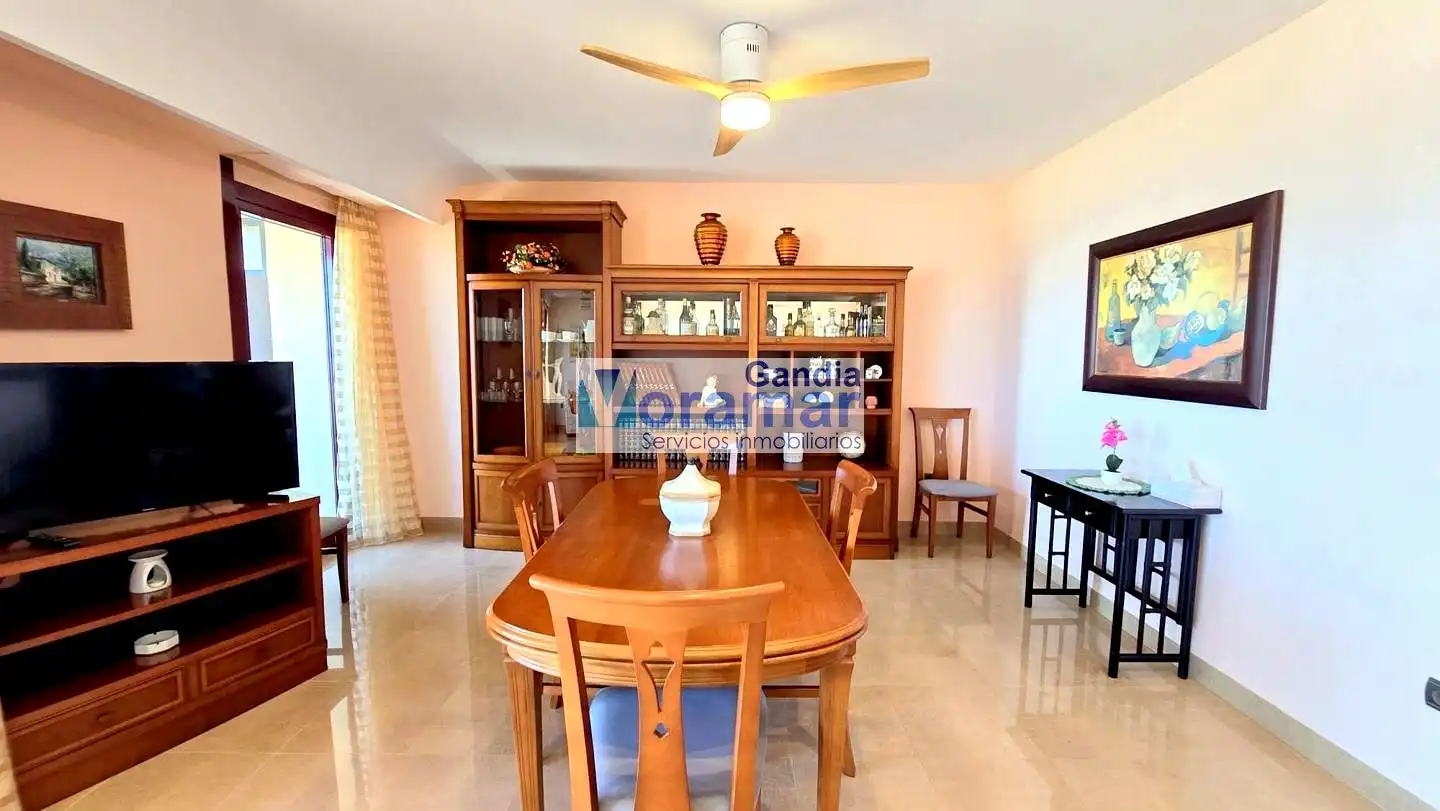 Menjador de Apartament de lloguer en Gandia amb Aire condicionat, Terrassa i Moblat