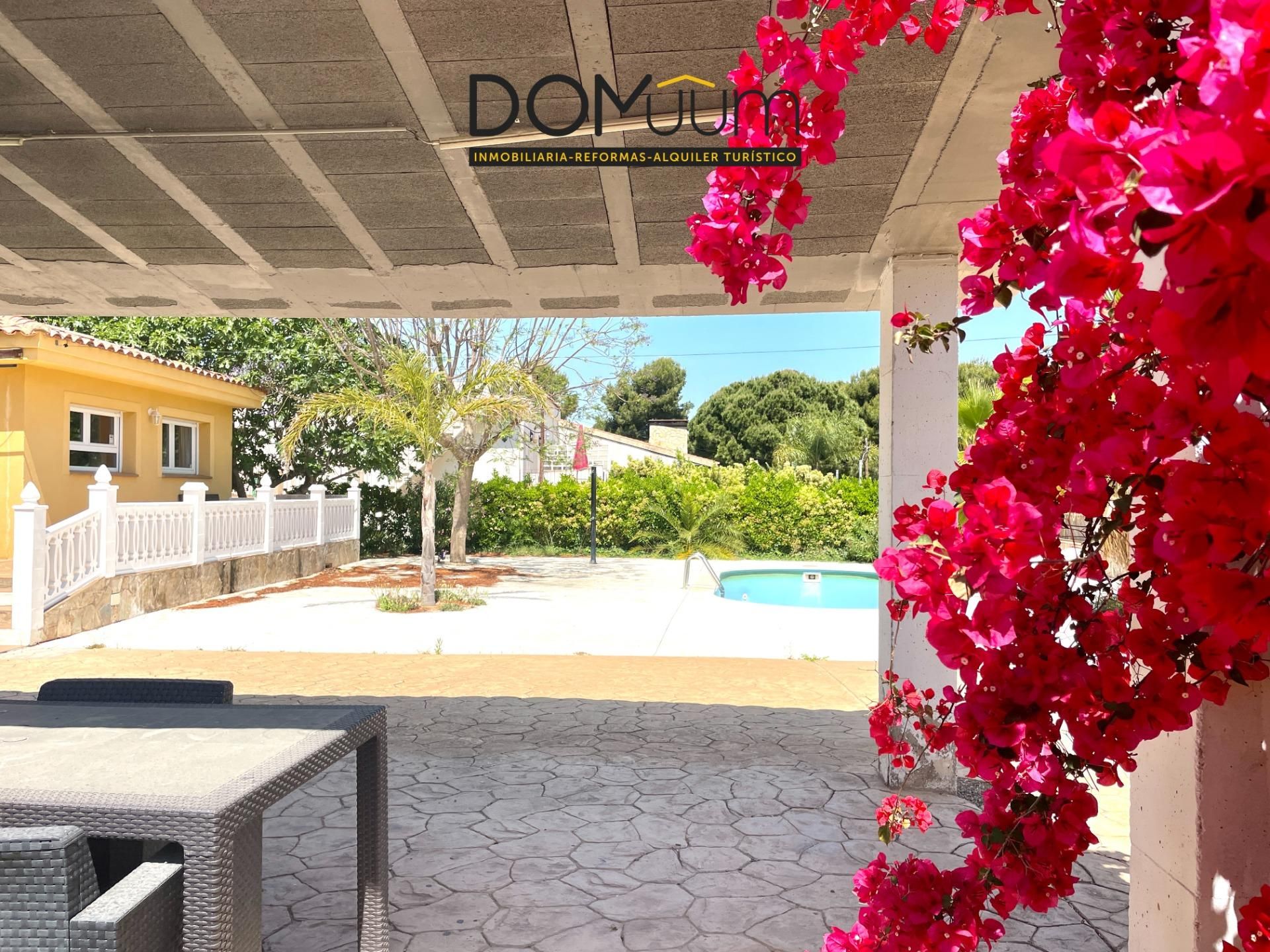 Vista exterior de Casa o xalet en venda en Salou amb Aire condicionat, Calefacció i Jardí privat