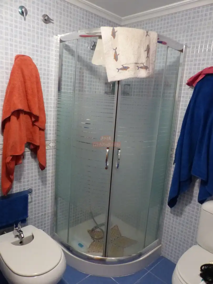 Badezimmer von Wohnung zur Miete in Albacete mit Heizung und Balkon