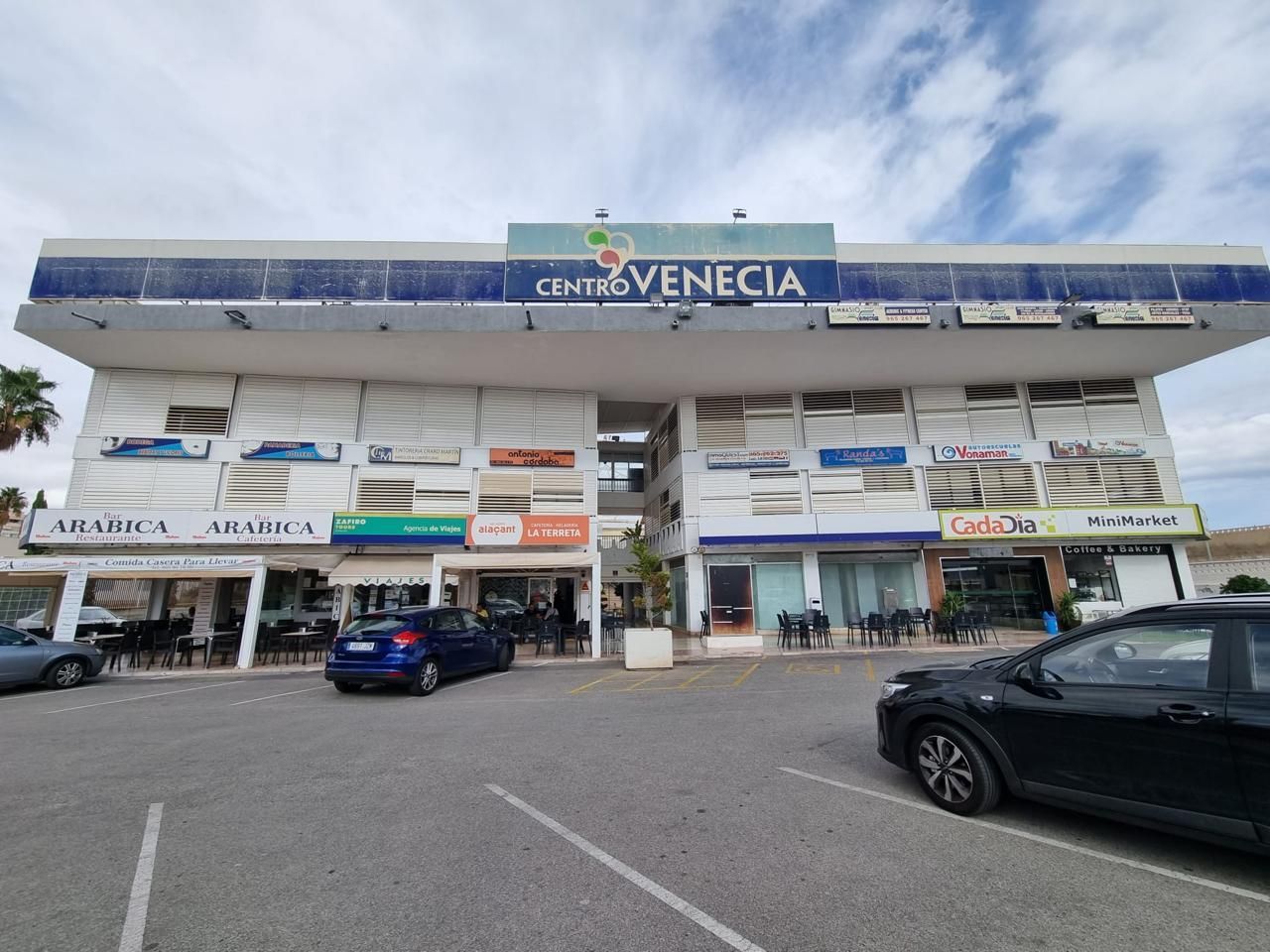 Vista exterior de Local en venda en Alicante / Alacant amb Aire condicionat