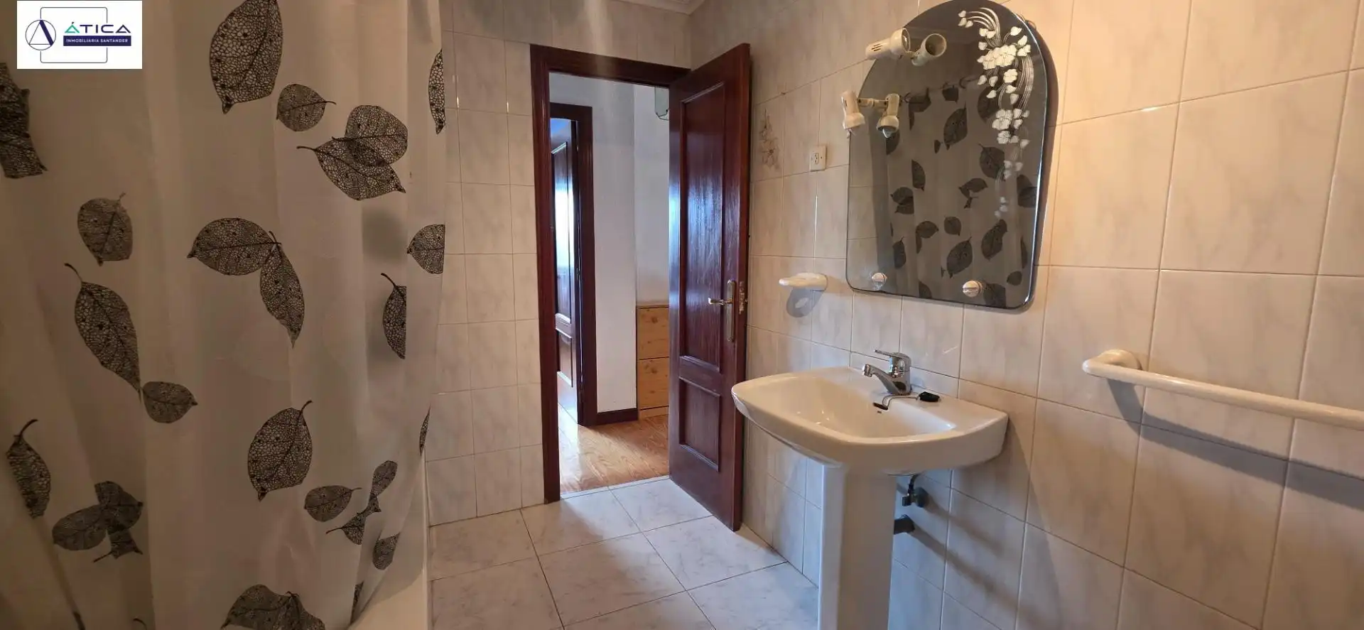 Baño de Casa adosada en venta en Bárcena de Cicero con Jardín privado, Amueblado y Balcón