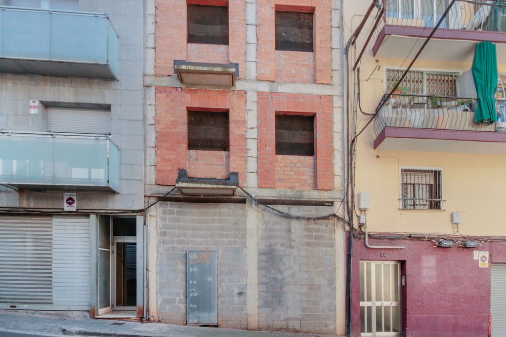 Exterior view of Building for sale in Santa Coloma de Gramenet