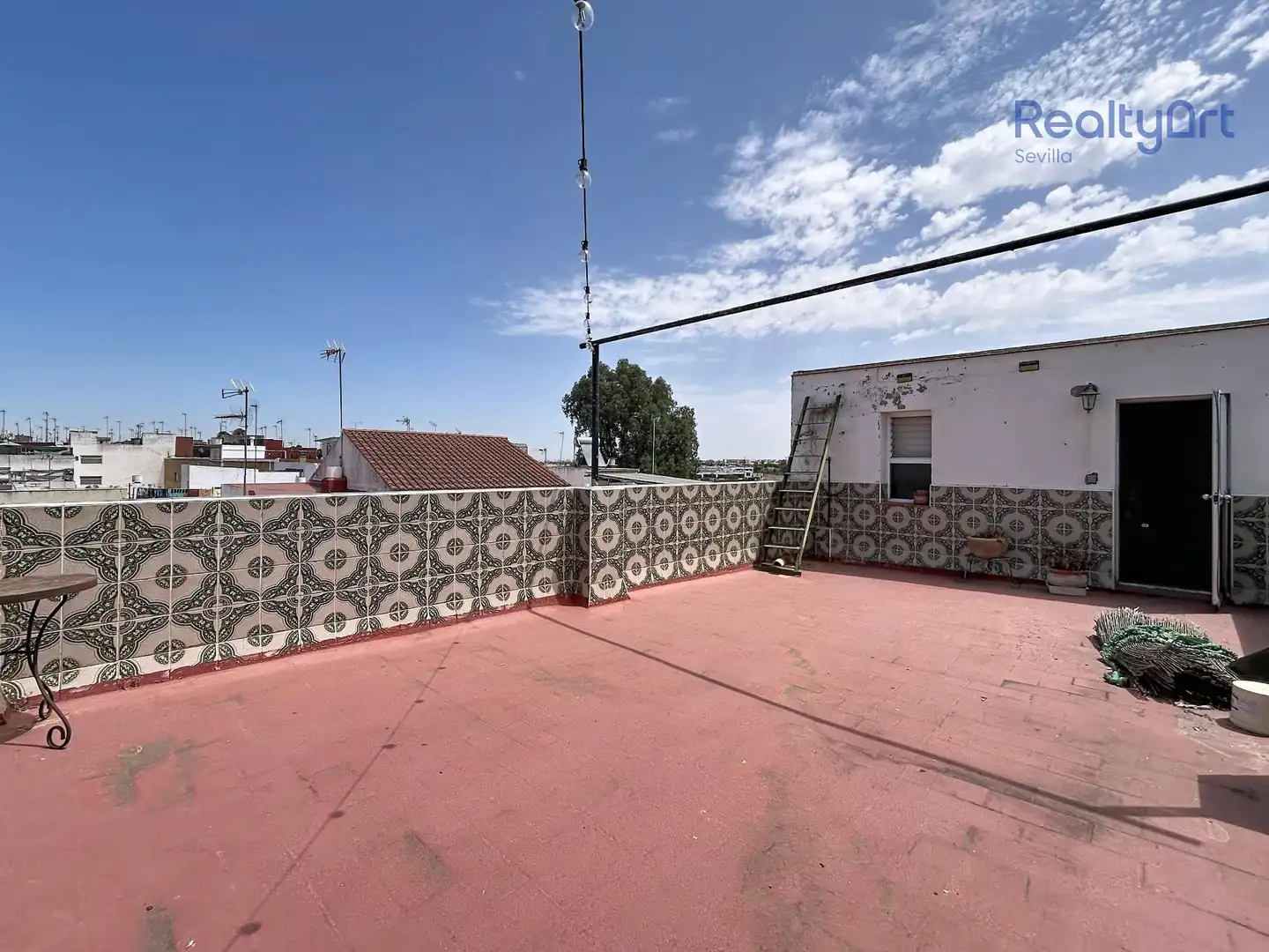 Vista exterior de Casa o xalet en venda en Sevilla amb Aire condicionat, Terrassa i Balcó