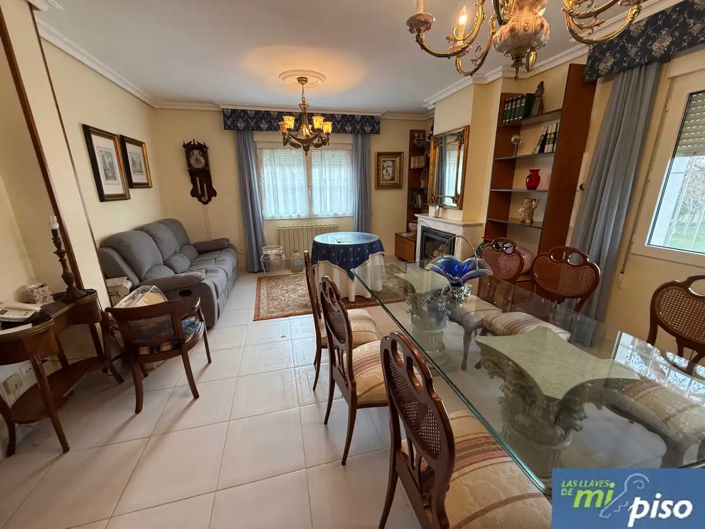 Sala d'estar de Casa o xalet en venda en Santovenia de Pisuerga amb Calefacció, Jardí privat i Parquet
