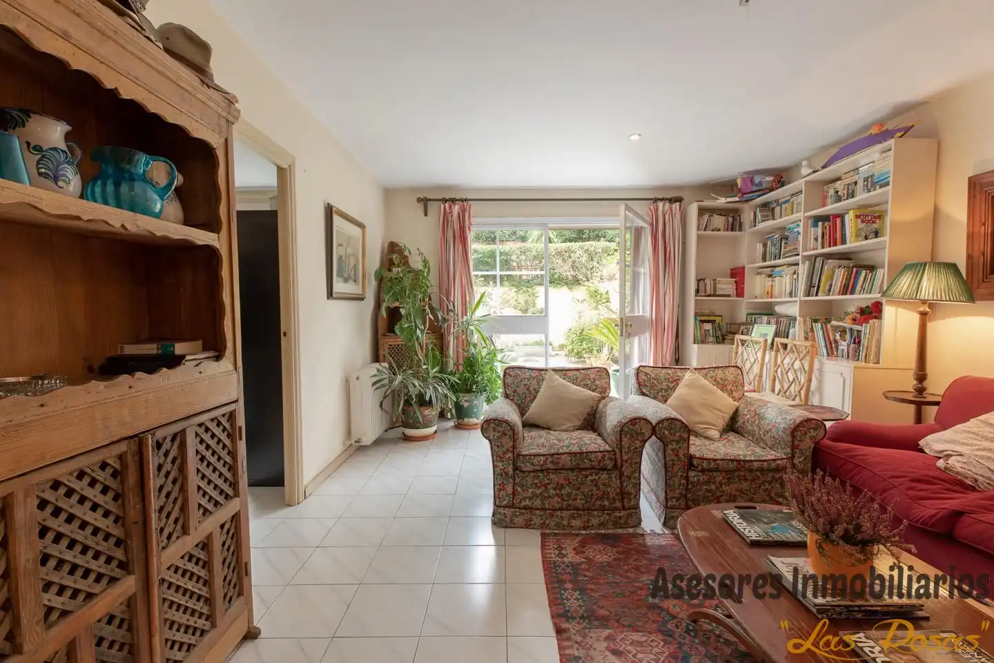 Wohnzimmer von Einfamilien-Reihenhaus zum Verkauf in Madrid mit Klimaanlage, Heizung und Privatgarten