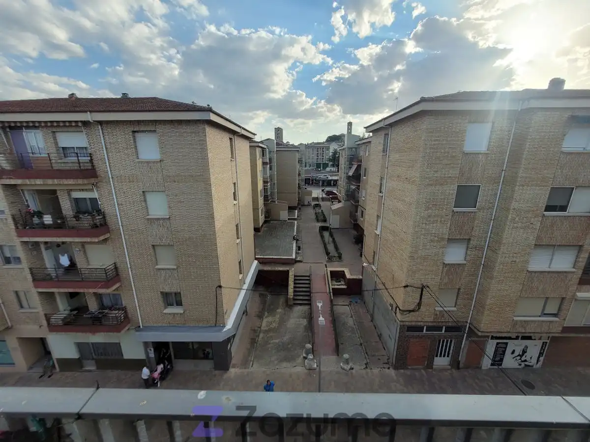 Vista exterior de Piso de alquiler en Cuéllar con Calefacción, Parquet y Terraza