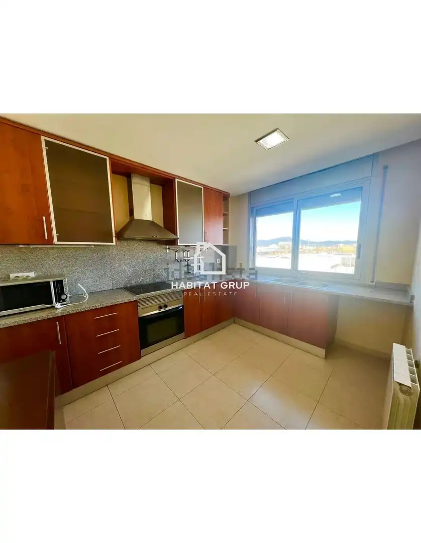 Küche von Wohnung zum Verkauf in Salt mit Heizung und Terrasse