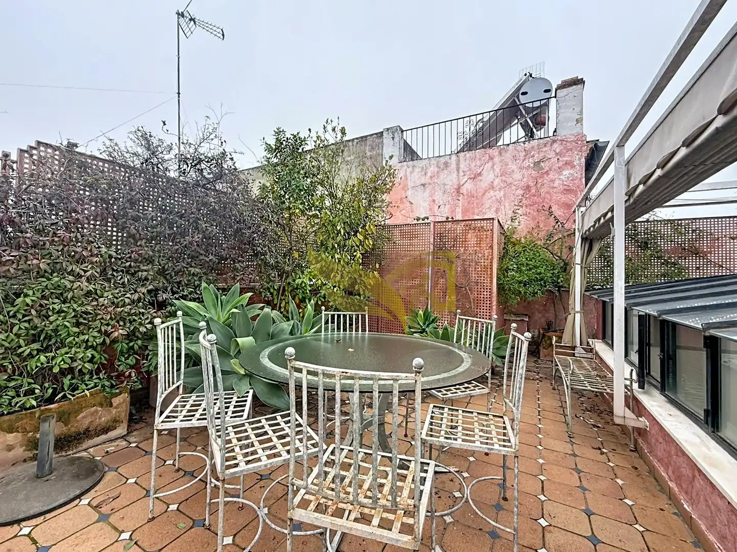 Terrasse von Einfamilien-Reihenhaus zum Verkauf in Sevilla mit Klimaanlage, Heizung und Privatgarten